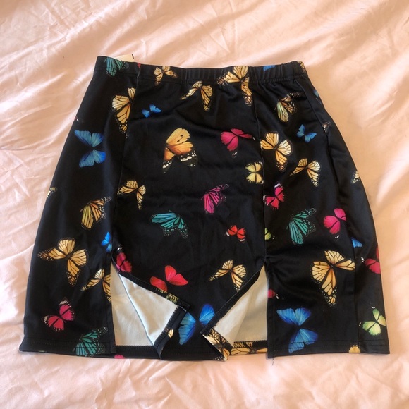Black butterfly miniskirt 🦋 two slits in front 🦋 size medium 🦋 y2k fashion - Picture 2 of 4